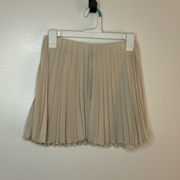 Boohoo Cream Mini Pleated Skirt (Size 10) - Picture 2 of 5